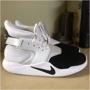 nike incursion black and white
